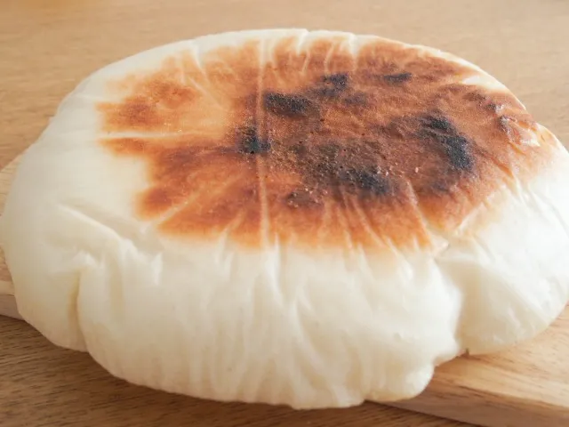 フライパンで焼いた米粉のパンが載っている