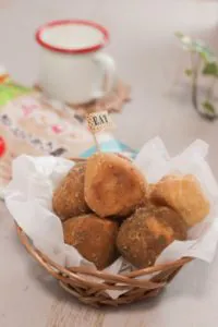 豆腐ドーナツが木のお皿に入っている