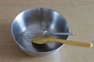 ボウルと泡だて器がある