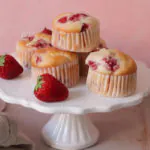 いちごマフィンが白いお皿にのっている